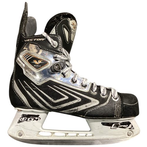 Vist Large View of Product Image Which is Used CCM VECTOR Junior Hockey Skate Junior 04