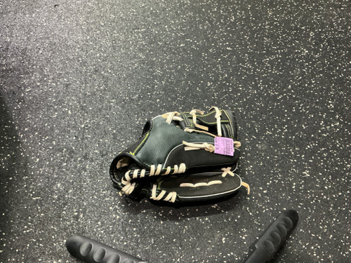 Vist Large View of Product Image Which is Used Easton PY10BG BB/SB Glove RH Throw Black 10"