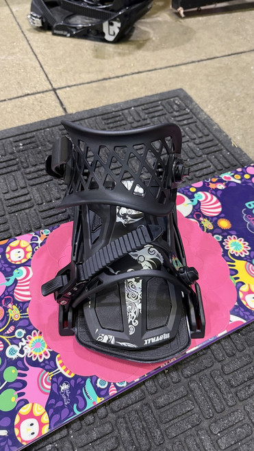 Vist Large View of Product Image Which is Used Burton CHICKLET W/ BINDINGS Girls Board/Binding Purple 125 cm