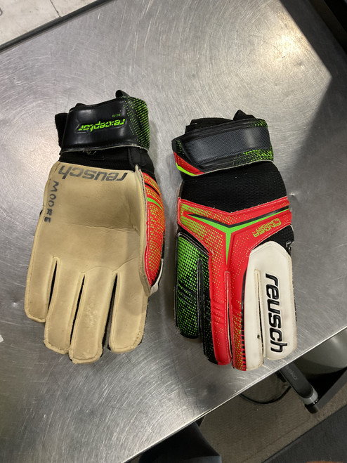 Vist Large View of Product Image Which is Used Reusch RECEPTOR SG Soccer Goalie Gloves Red 8