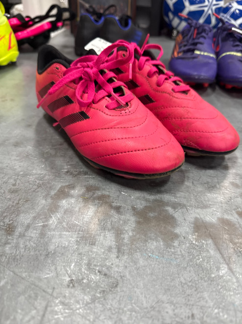 Vist Large View of Product Image Which is Used Adidas Soccer Cleats Pink Junior 03