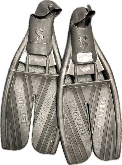 Vist Large View of Product Image Which is Used Scuba Pro Underwater Fins Black MD