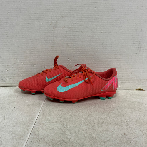 Vist Large View of Product Image Which is Used Nike Soccer Cleats None Junior 02.5