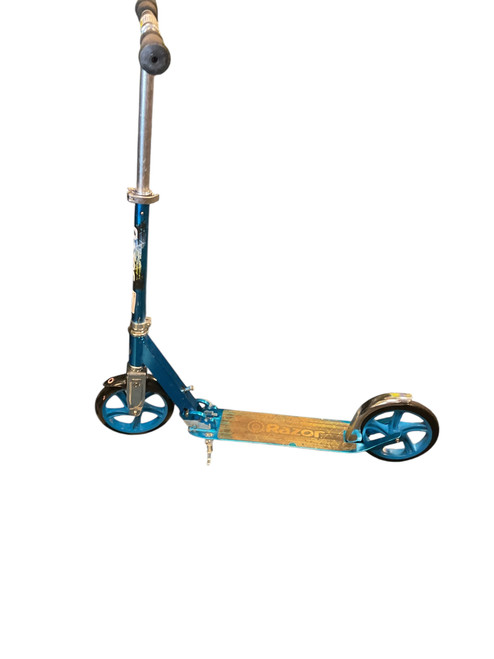 Vist Large View of Product Image Which is Used Razor SCOOTER Lux Kick Royal Blue