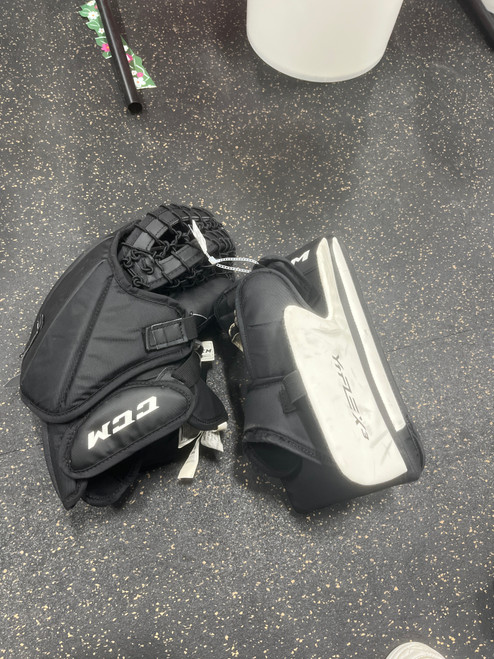 Vist Large View of Product Image Which is Used CCM CATCHER/BLOCKER COMBO Junior Goalie Catcher Black