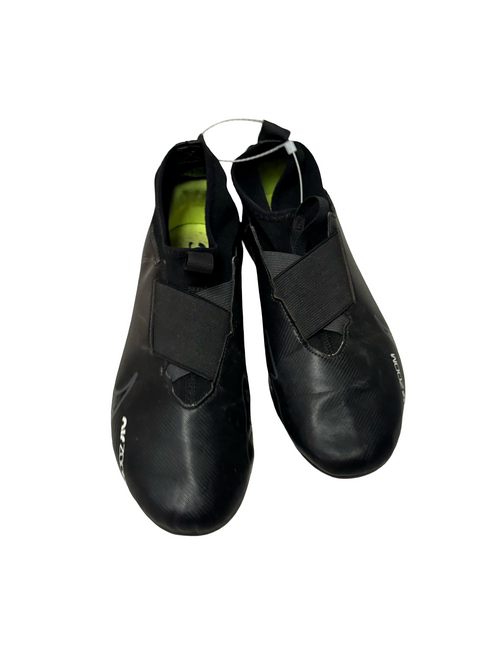 Vist Large View of Product Image Which is Used Rawlings HIGHLIGHT HFP125HBW Leather Shell Fastpitch Softball Glove RH Throw Black 12 1/2"