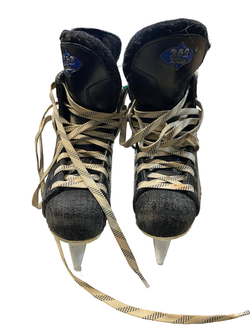 Vist Large View of Product Image Which is Used CCM 252 TACKS Junior Hockey Skate Junior 02