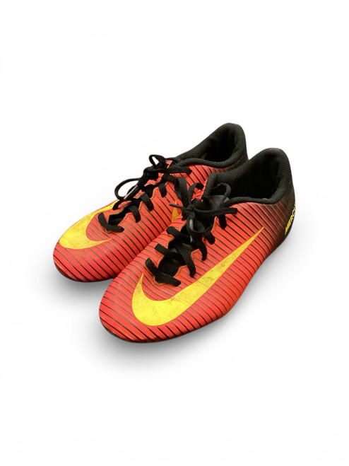 Vist Large View of Product Image Which is Used Nike Soccer Cleats Orange Junior 03.5