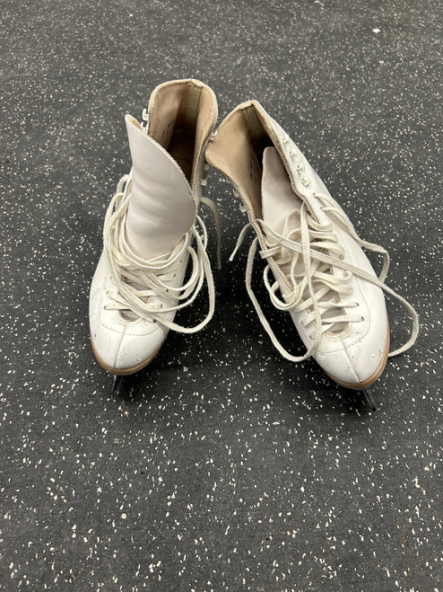 Vist Large View of Product Image Which is Used Riedell M2426 WomensFigure Skate White Senior 5.5