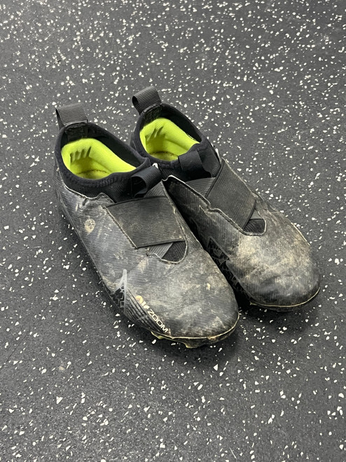 Vist Large View of Product Image Which is Used Nike Soccer Cleats Black Junior 01