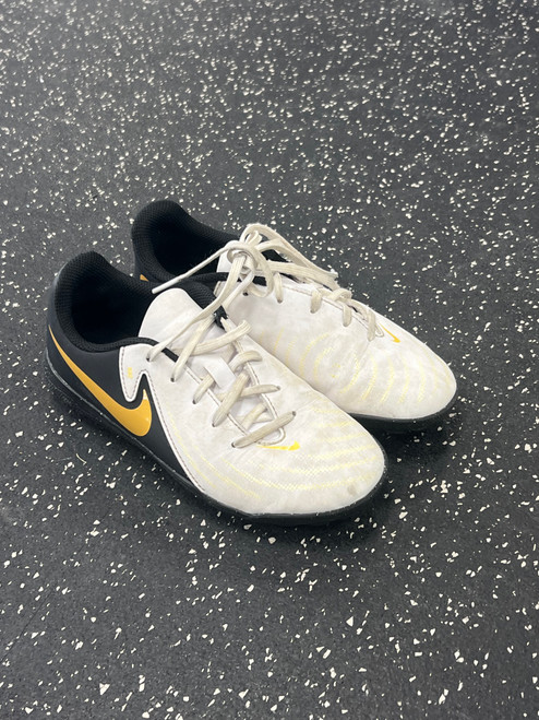 Vist Large View of Product Image Which is Used Nike Soccer Turf Shoes White Junior 01