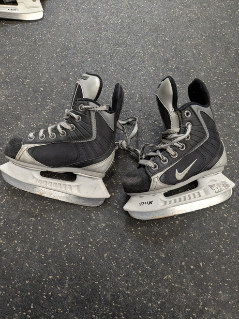 Vist Large View of Product Image Which is Used Nike QUEST 2 Youth Hockey Skate Youth 09.0