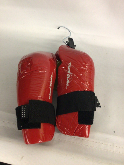 Vist Large View of Product Image Which is Used Tiger Claw Martial Arts Hand Pads Red MD