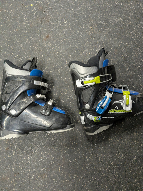 Vist Large View of Product Image Which is Used Nordica FIREARROW TEAM 3 Boys DH Ski Boot None 220 MP - J04 - W05