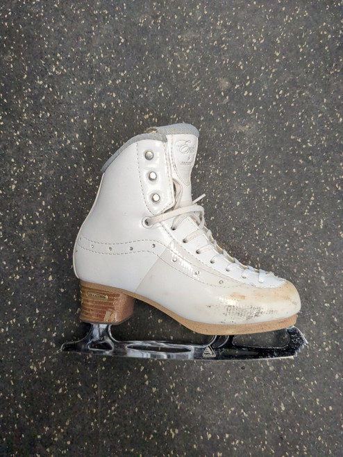 Vist Large View of Product Image Which is Used Jackson ENTRE Girls Figure Skate White Junior 01.5
