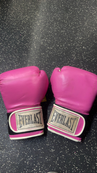 Vist Large View of Product Image Which is Used Everlast Boxing Gloves Pink MD