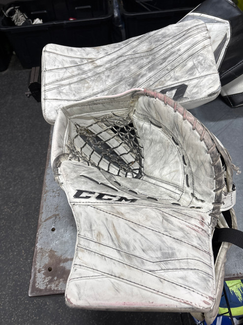 Vist Large View of Product Image Which is Used CCM EXTREME FLEX COMBO Senior Goalie Catcher None