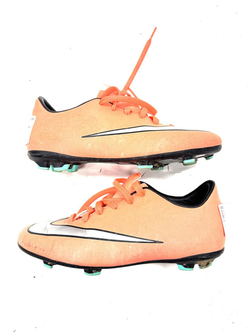 Vist Large View of Product Image Which is Used Nike Soccer Cleats Coral Junior 01