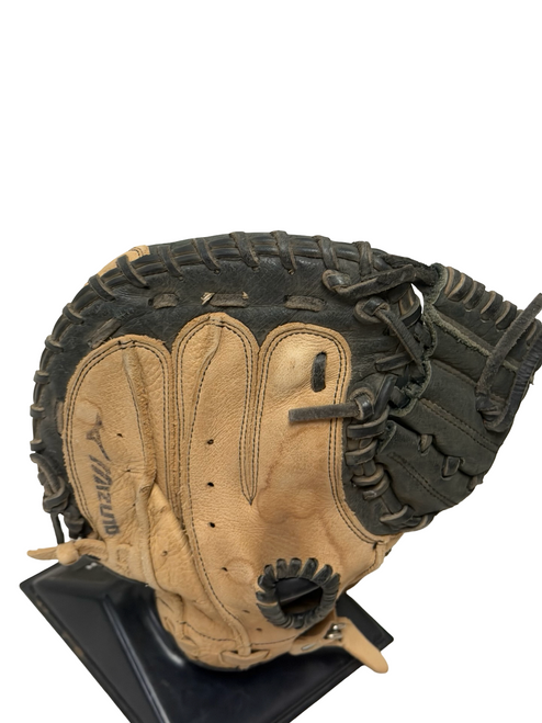 Vist Large View of Product Image Which is Used Mizuno Prospect GXC 105 Youth Baseball Catchers Mitt RH Throw 32 1/2"