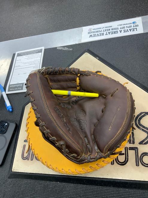 Vist Large View of Product Image Which is Used Wilson SOFT FIT A0800BBCM32 BB/SB Catchers RH Throw Brown 32"