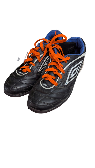 Vist Large View of Product Image Which is Used Umbro Soccer Indoor Shoes Black Junior 05
