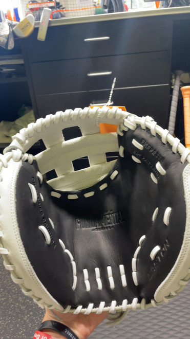 Vist Large View of Product Image Which is Used Easton FUNDAMENTAL SERIES BB/SB Catchers RH Throw White 33"