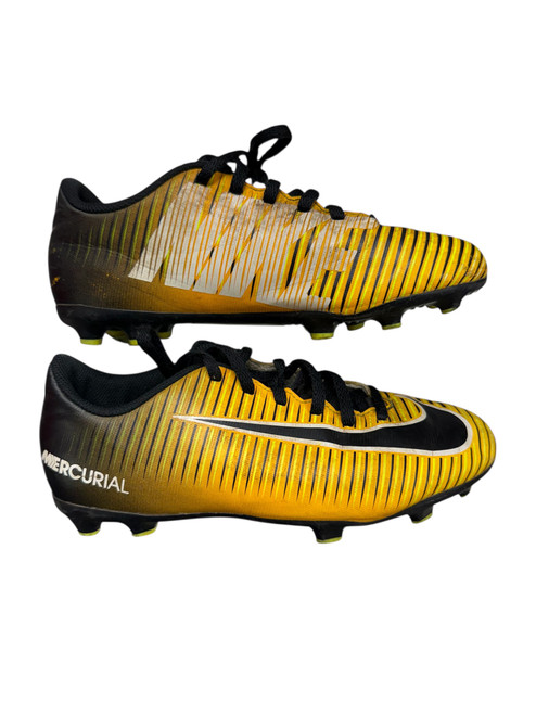Vist Large View of Product Image Which is Used Nike Soccer Cleats Gold Junior 02