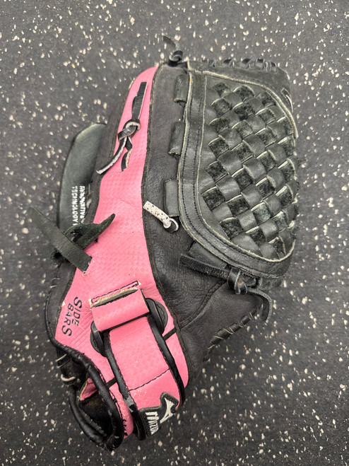 Vist Large View of Product Image Which is Used Mizuno GPL1155 LH Throw Fastpitch Gloves Black 11 1/2"