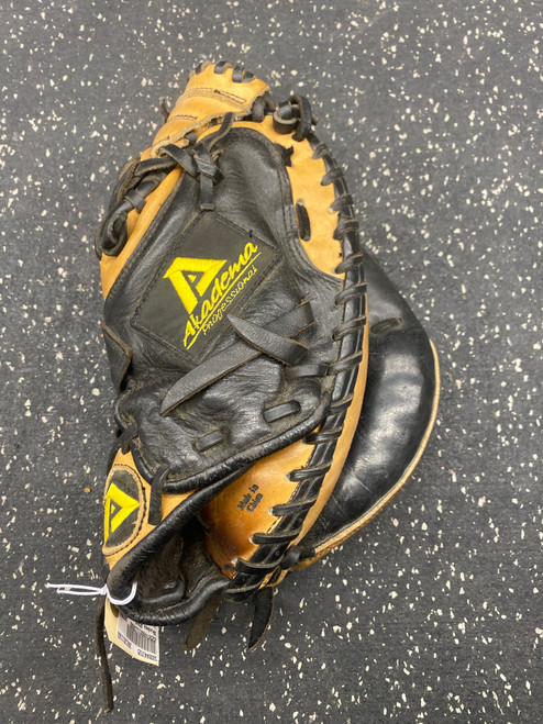 Vist Large View of Product Image Which is Used Akadema ADW45 BB/SB Catchers RH Throw Black 32"