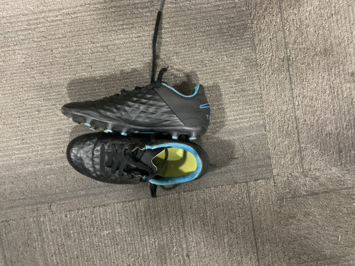 Vist Large View of Product Image Which is Used Nike TIEMPO Soccer Cleats Black Junior 02