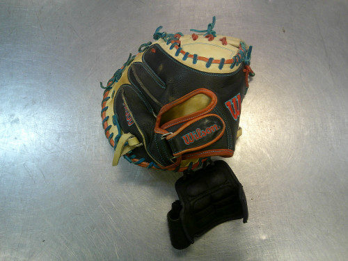 Vist Large View of Product Image Which is Used Wilson A2000 BB/SB Catchers RH Throw Brown 33"