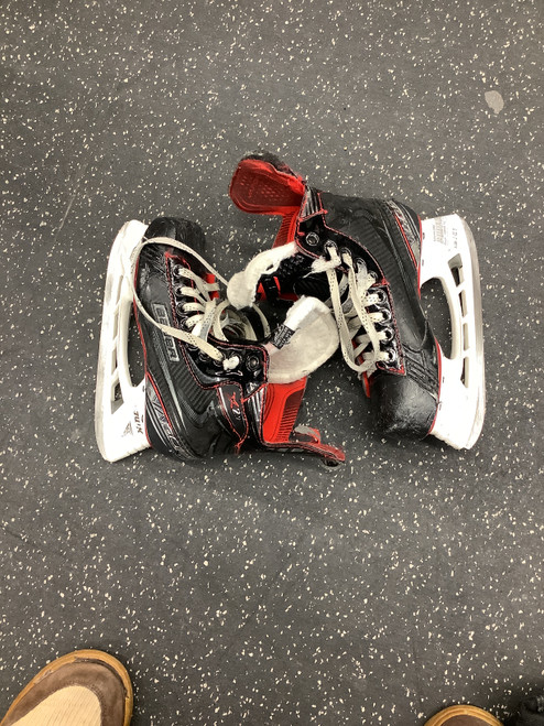 Vist Large View of Product Image Which is Used Bauer VAPOR X2.7-TENDON GUARD DAMAGE Junior Hockey Skate Junior 02.5