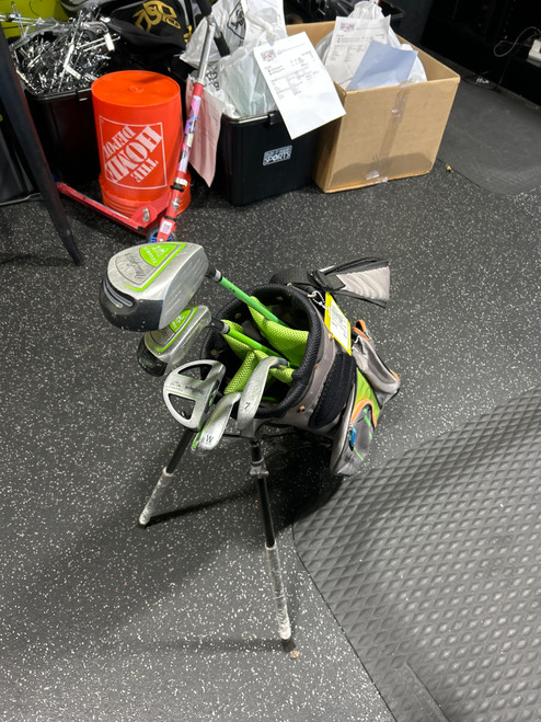 Vist Large View of Product Image Which is Used MacGregor TOURNEY MT Jr Club Set LH 6 Piece