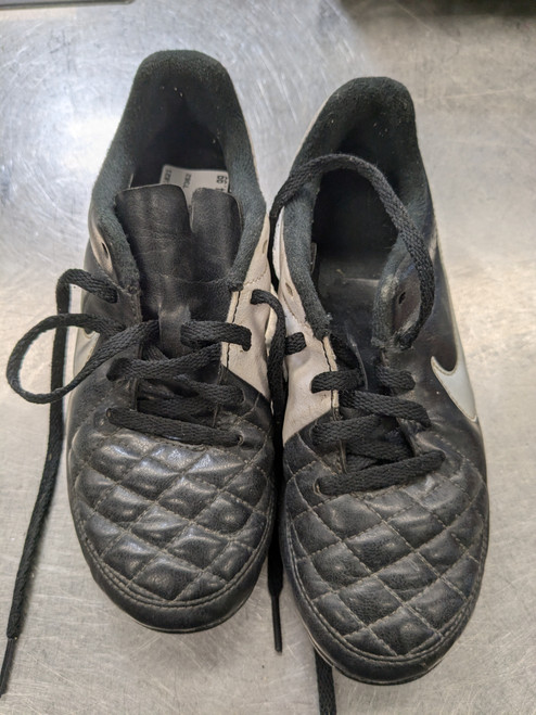 Vist Large View of Product Image Which is Used Nike Soccer Cleats Black Junior 01