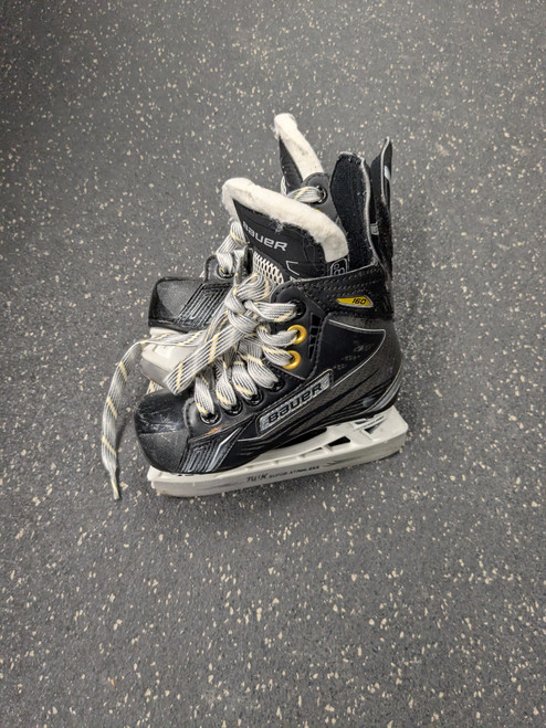 Vist Large View of Product Image Which is Used Bauer 160 Youth Hockey Skate Youth 08.0
