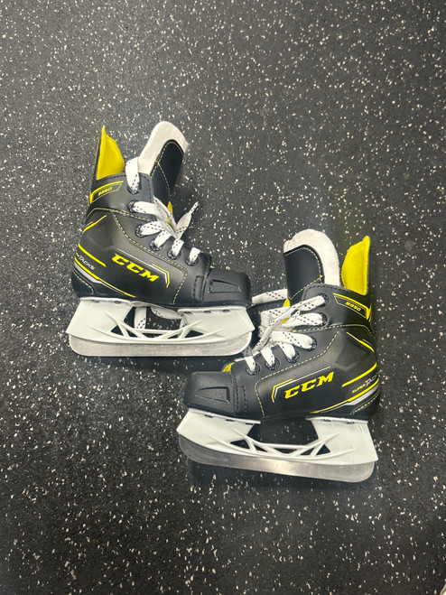Vist Large View of Product Image Which is Used CCM SUPER TACKS 9350 Youth Hockey Skate Youth 09.0