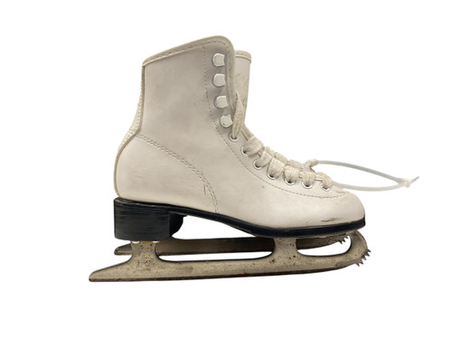 Vist Large View of Product Image Which is Used CCM PIROUETTE SZ 2 Girls Figure Skate White Junior 02