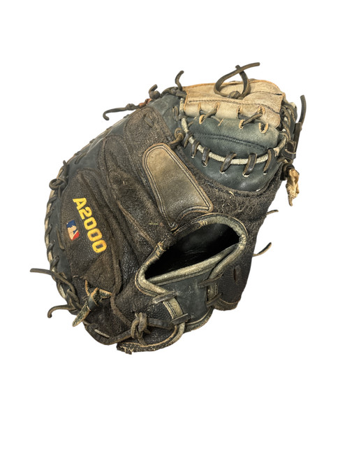 Vist Large View of Product Image Which is Used Wilson A2000 BB/SB Catchers RH Throw Black 33"