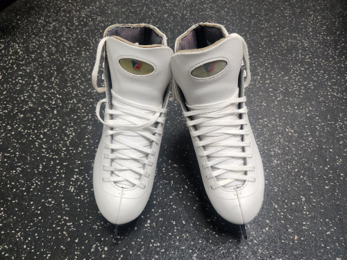 Vist Large View of Product Image Which is Used Riedell 121 WomensFigure Skate White Senior 6.5