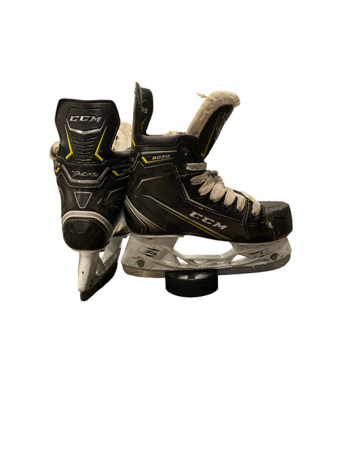Vist Large View of Product Image Which is Used CCM 9070 Junior Hockey Skate Junior 01
