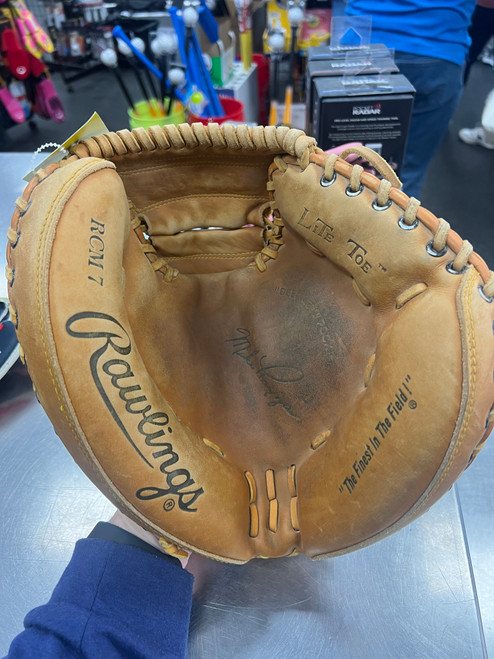 Vist Large View of Product Image Which is Used Rawlings RCM7 BB/SB Catchers RH Throw None 34"