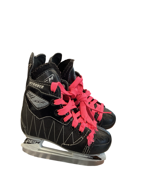 Vist Large View of Product Image Which is Used CCM INTRUDER Youth Hockey Skate Youth 09.0