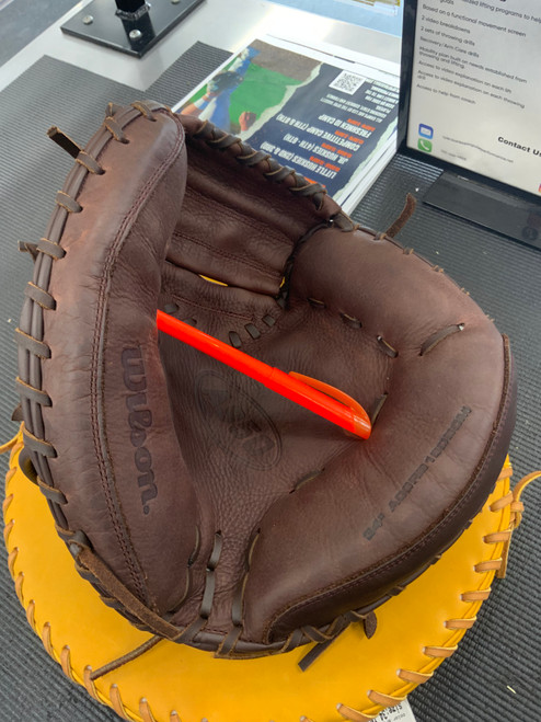 Vist Large View of Product Image Which is Used Wilson A950 BB/SB Catchers RH Throw Brown 34"