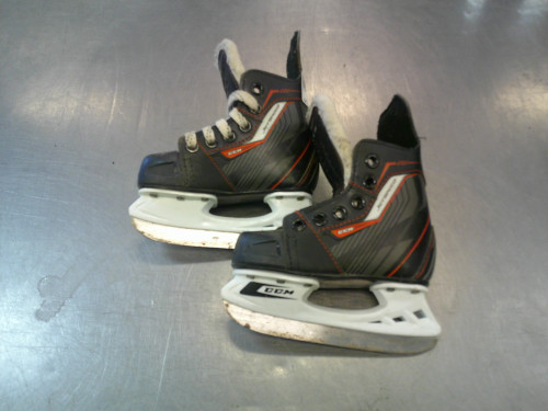 Vist Large View of Product Image Which is Used CCM JETSPEED 250 Youth Hockey Skate Youth 07.0