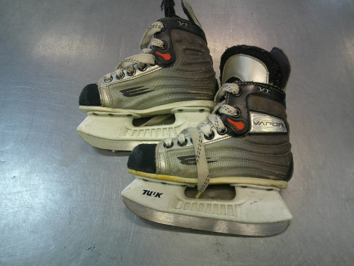 Vist Large View of Product Image Which is Used Bauer VAPOR XI Youth Hockey Skate Youth 10.0