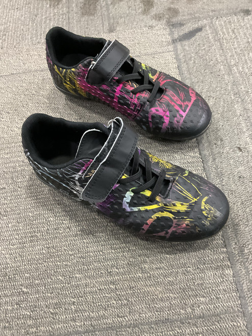 Vist Large View of Product Image Which is Used Soccer Cleats Black Youth 08.5