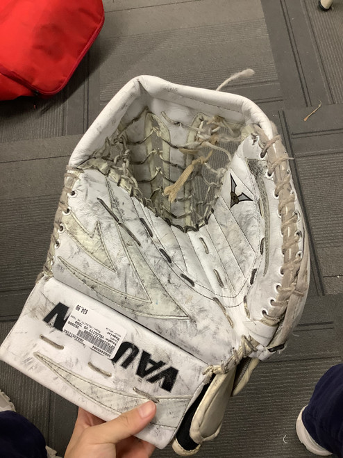 Vist Large View of Product Image Which is Used Vaughn VELOCITY V5 7260 Inter Goalie Catcher White