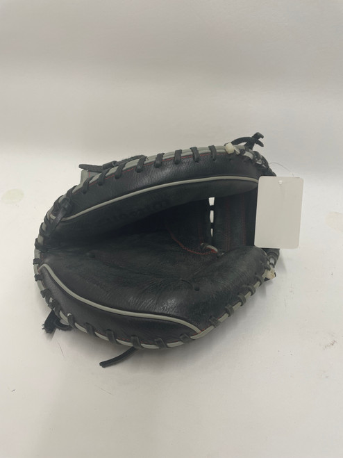 Vist Large View of Product Image Which is Used Wilson A500 BB/SB Catchers RH Throw Grey 32"