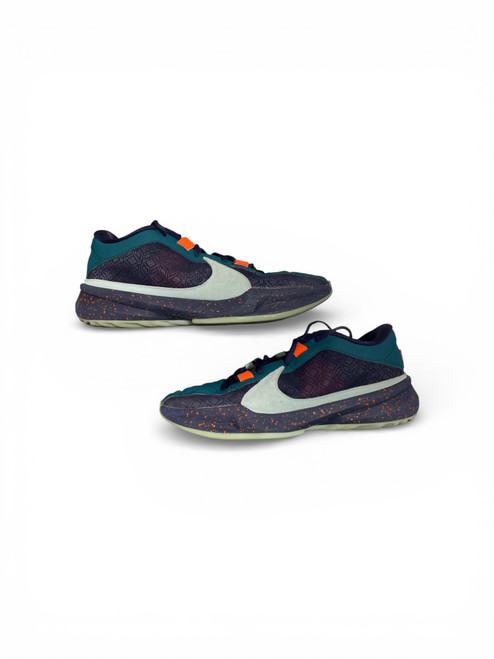 Vist Large View of Product Image Which is Used Nike GIANNIS Basketball Shoes M Green Senior 7.5