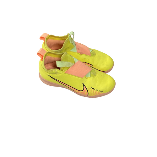Vist Large View of Product Image Which is Used Nike Soccer Indoor Shoes Yellow Junior 03.5